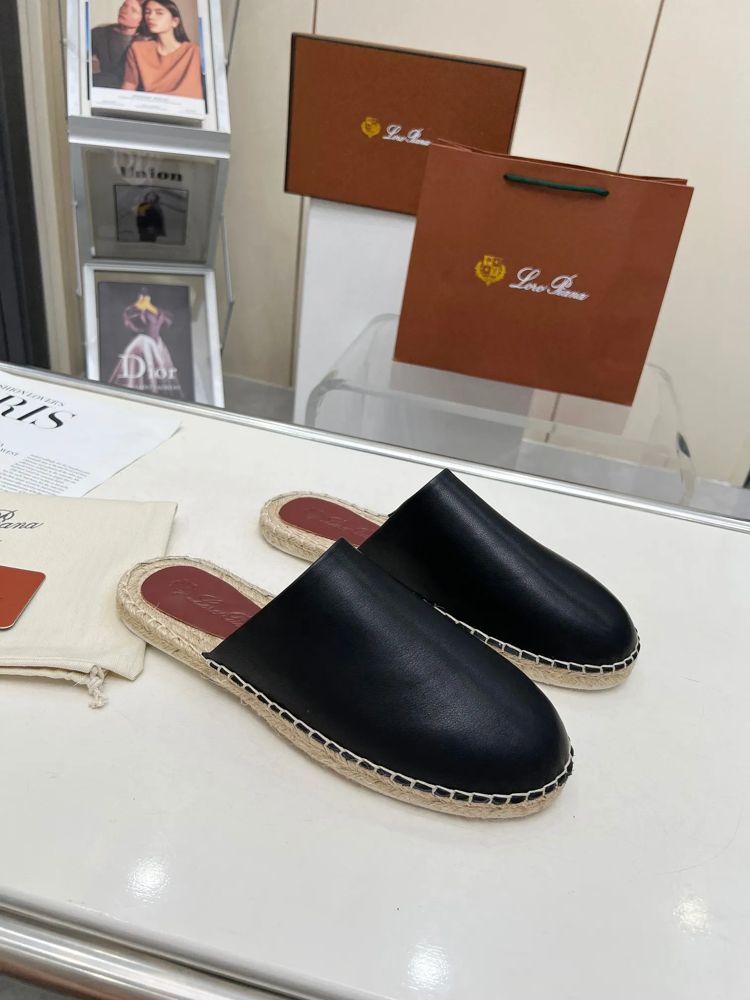 Men's men's shoes 💰520 🧚‍♂️.Loro Piana*👉Top genuine high-end fisherman's shoes and half-drag style👉Buy the original 1:1 copy💯💯💯 Founded the existing Loro Piana company on April 24, 1924. It is now the sixth generation of family business, providing high-quality products to customers who are discerning about taste and quality. ❤️Imported calfskin fabric. The lining is made of A-grade sweat-absorbent and breathable lining. 💯💯💯 Purely handmade. 💯Authentic packaging. Original one-to-one molded outsole. The favorite sandals of Middle Eastern tycoons. Code number: 39-46.